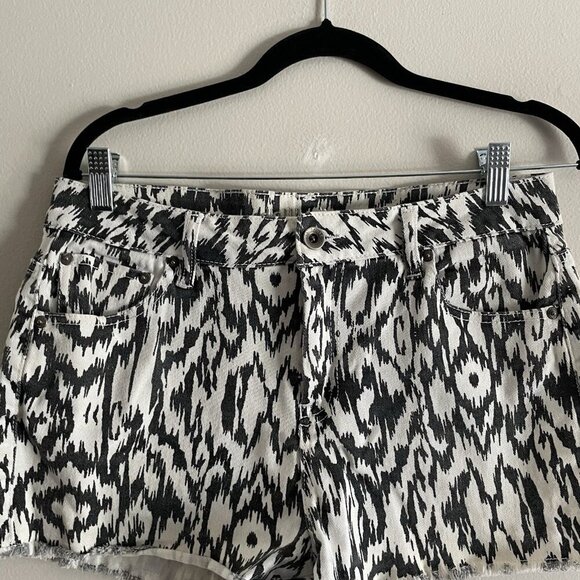 Dollhouse Women 12 Black White Aztec Printed Denim High Rise Cutoff Jean Shorts - Picture 3 of 9